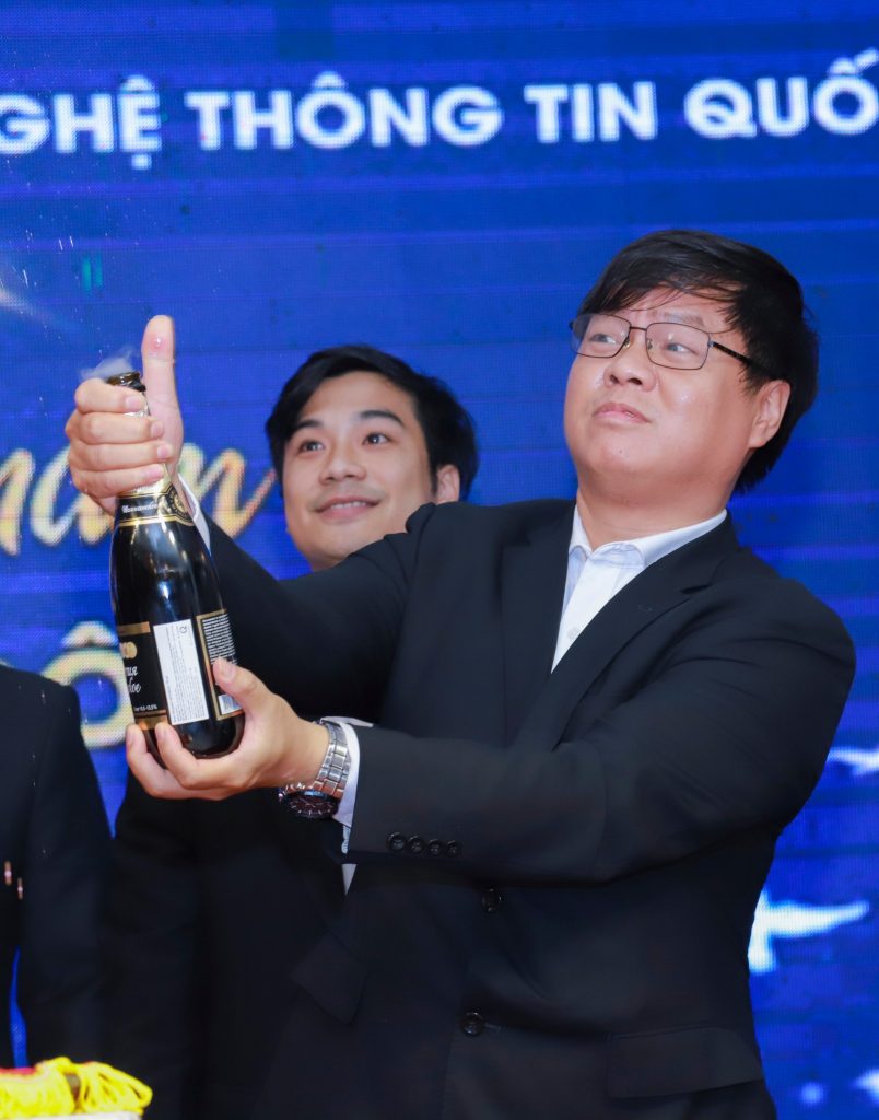 Lễ Bàn giao nhiệm vụ Chủ tịch Hội đồng Quản trị 3 310995484 10209704550527957 5656680950913947898 N