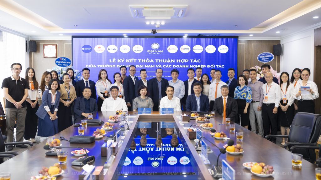 Đại diện doanh nghiệp và Đại học Đại Nam trong lễ ký kết hợp tác chiến lược